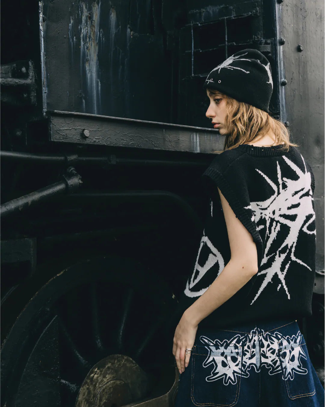 parallax.tp 25 F/W “Thorns” vest